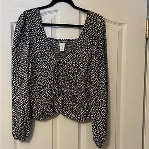 H&M Black and White Patterned Blouse size medium